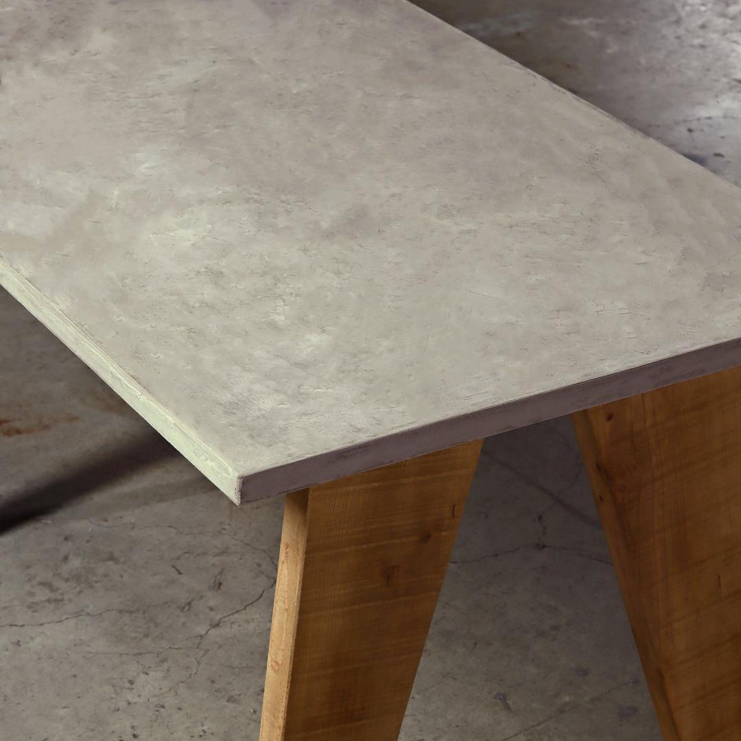 デスク｜ライトグレー｜パソコンデスク｜薄塗りモルタル｜三角脚｜ダイニングテーブル