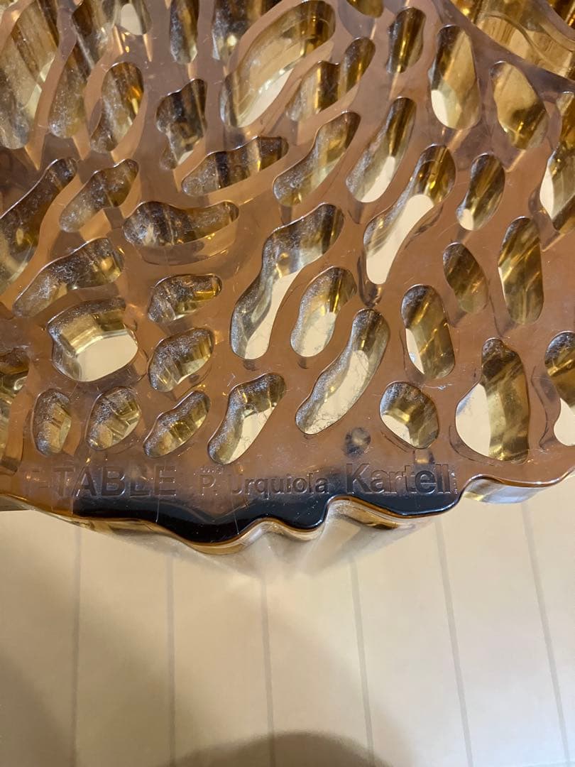 カルテル　クリアブラウンアクリルテーブル　ティーテーブル