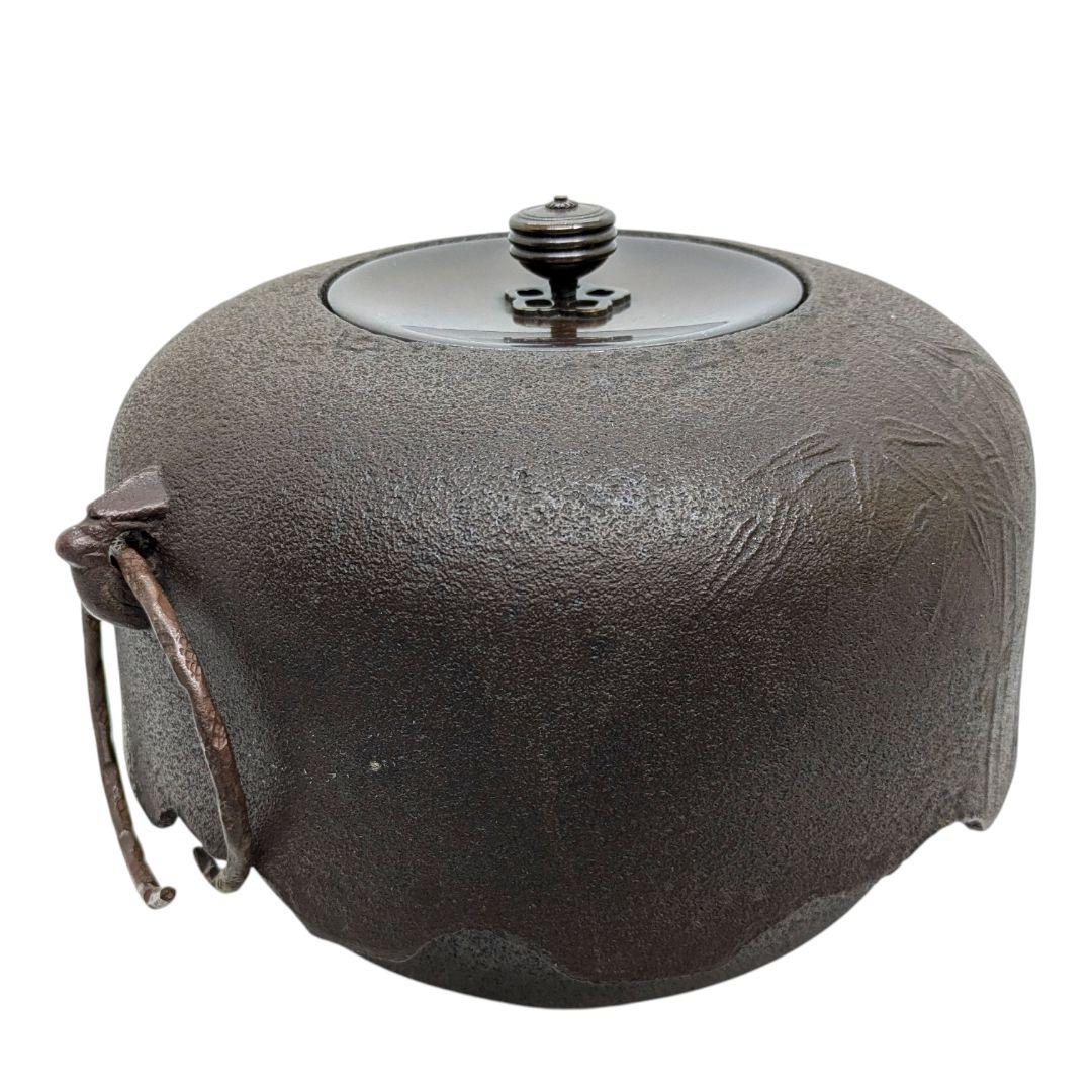 竹地紋と尾垂の風合いが美しい、わびさび感じる茶釜。