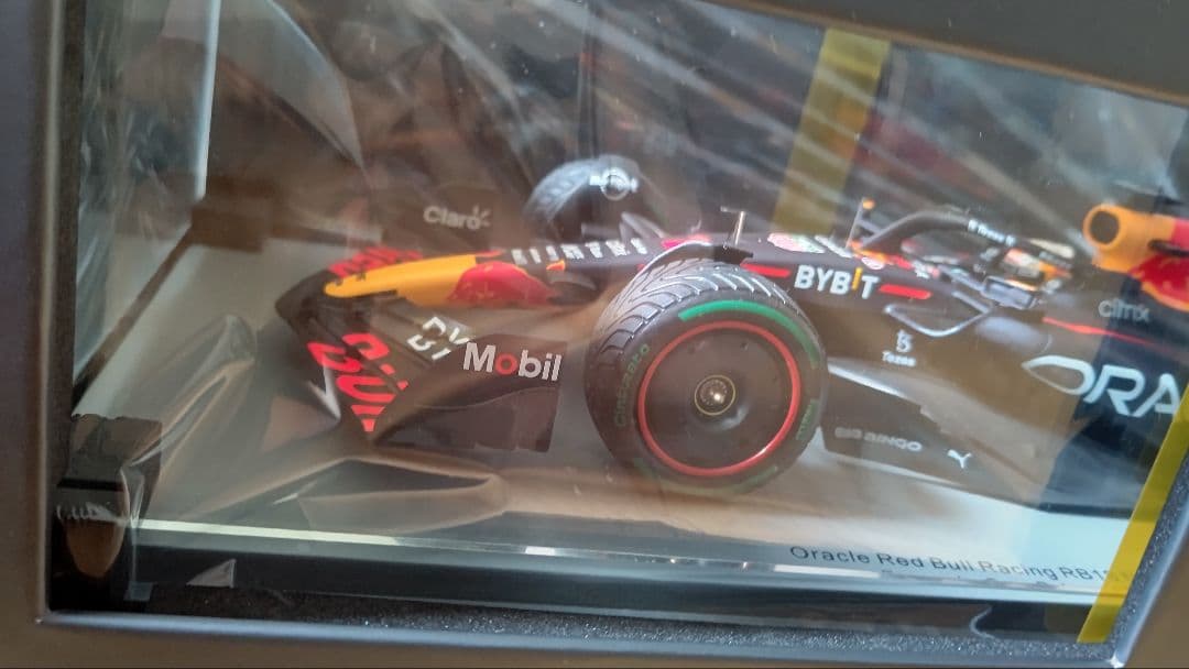 スパーク RB18  1/18 フェルスタッペン車