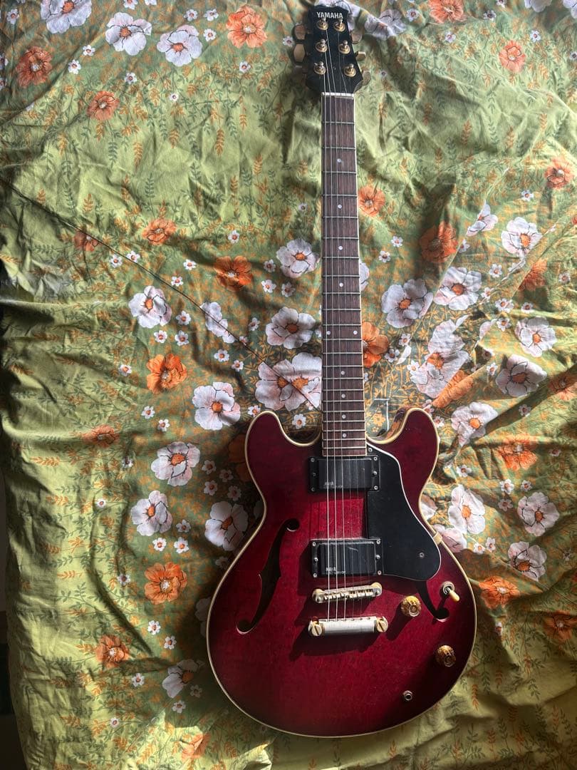 Yamaha製のセミアコースティックギター、レッドカラー