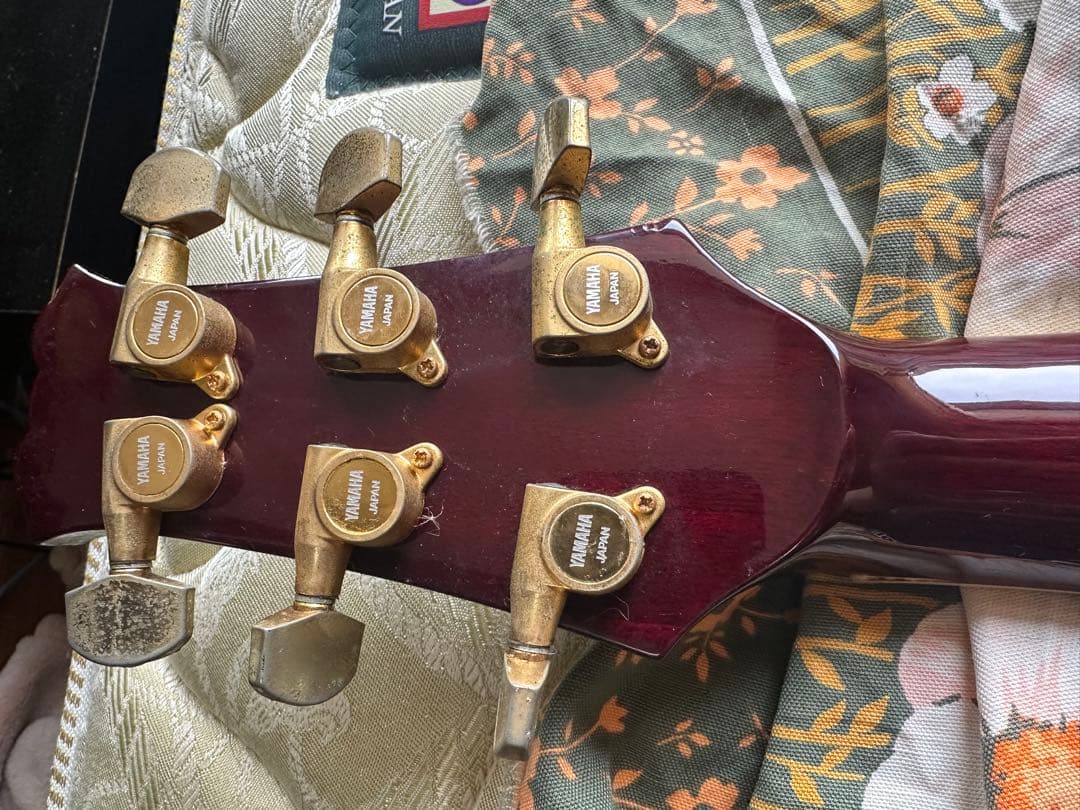 Yamaha製のセミアコースティックギター、レッドカラー