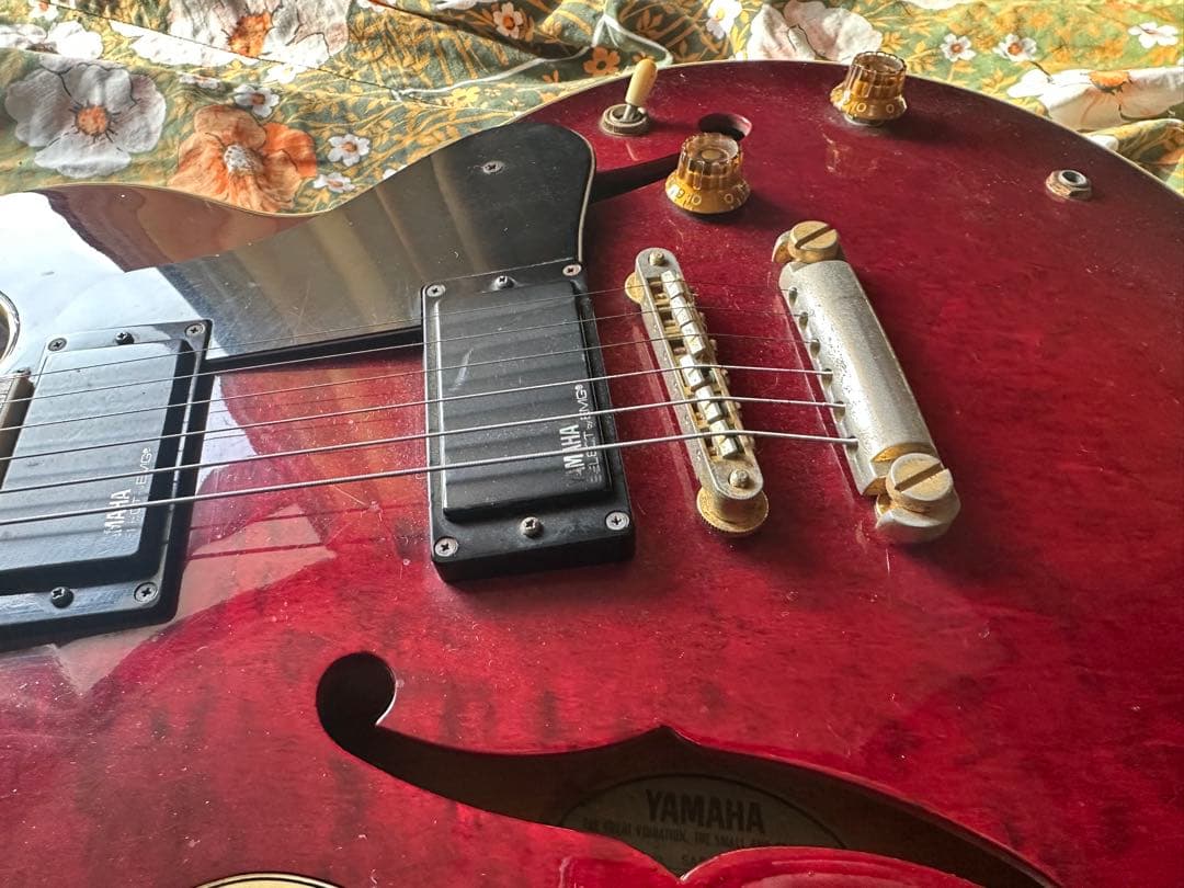 Yamaha製のセミアコースティックギター、レッドカラー