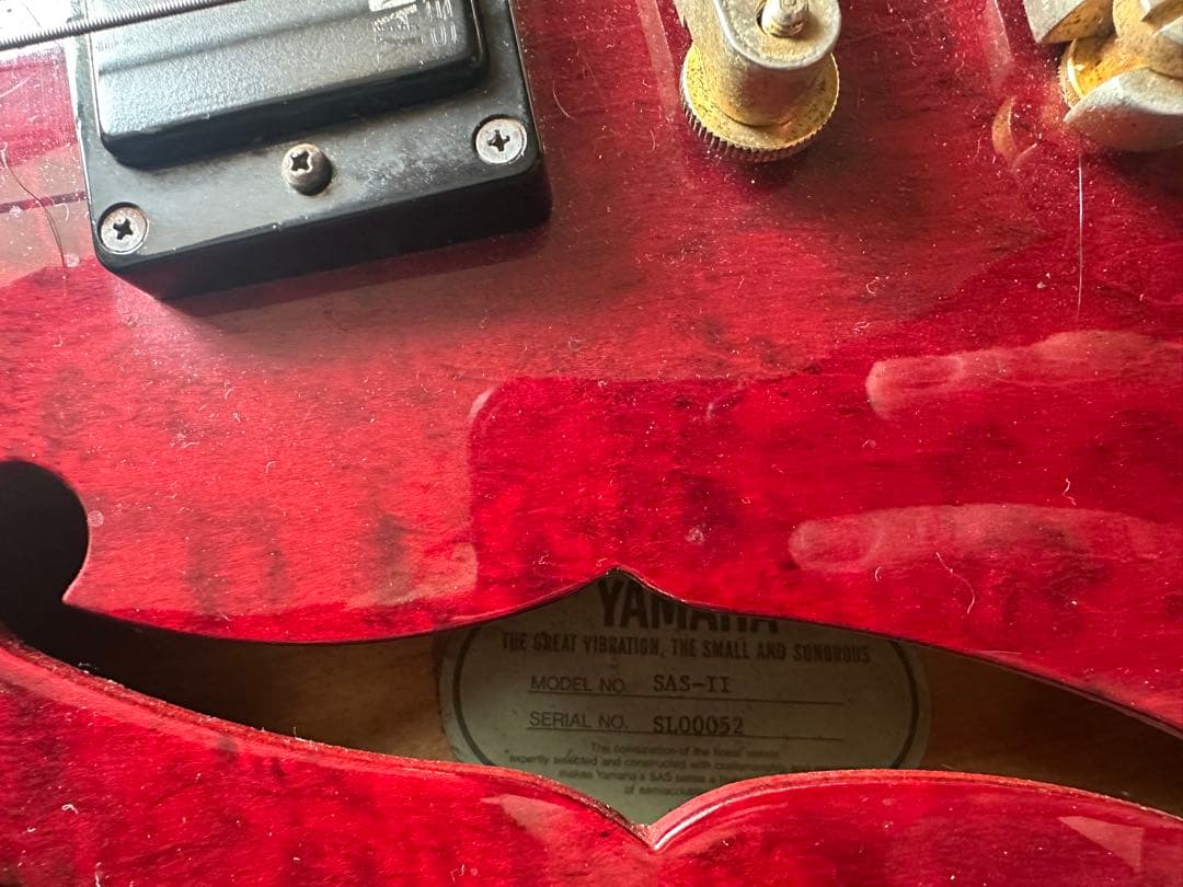 Yamaha製のセミアコースティックギター、レッドカラー