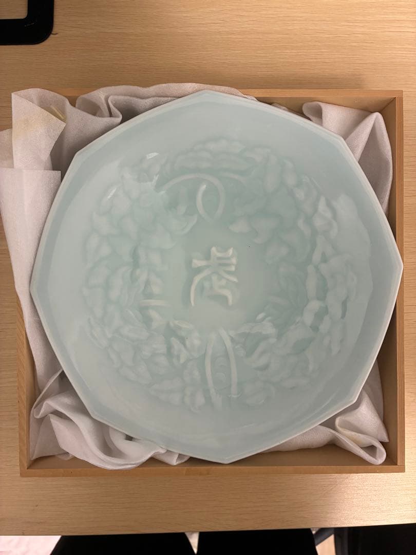 有田焼 青白磁「春」八角（八稜）皿／共箱付き