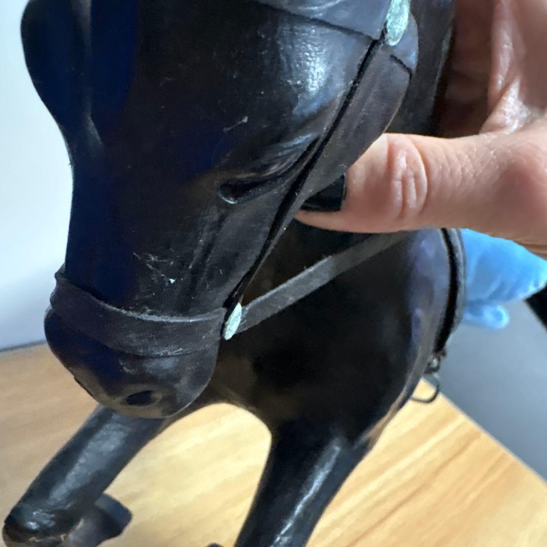 ヴィンテージ　革の黒い馬