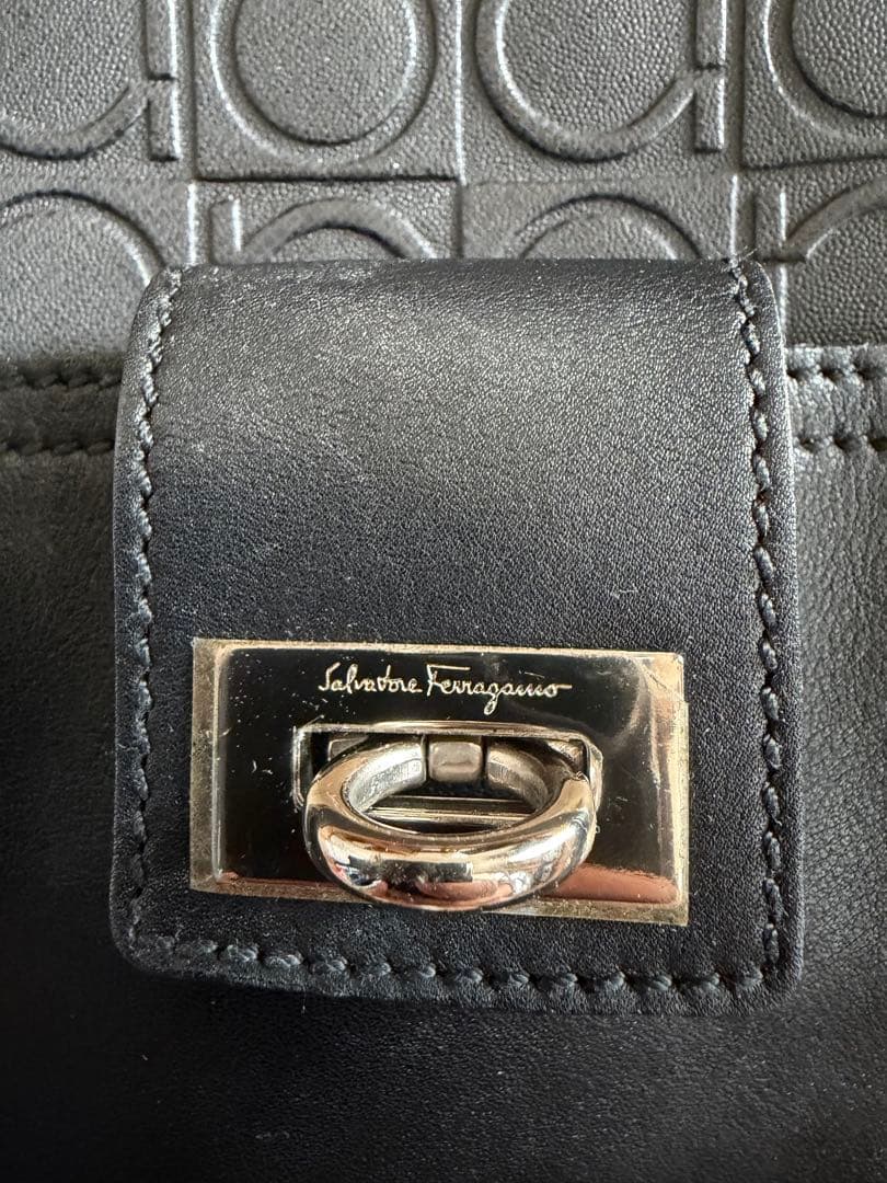 フェラガモ ショルダーバッグ ガンチーニ ブラック