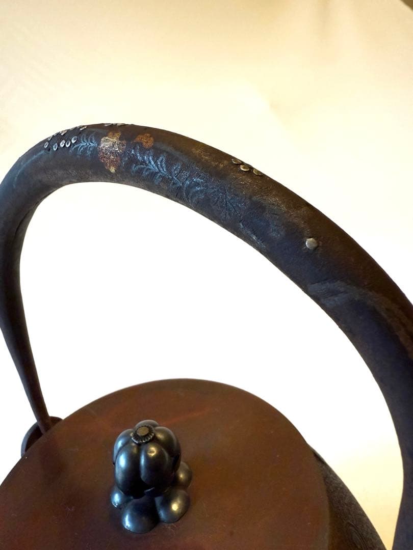 南部鉄瓶 金象嵌取手 意外に可愛いぐるぐる渦巻き文様 茶道具 明治〜昭和初期