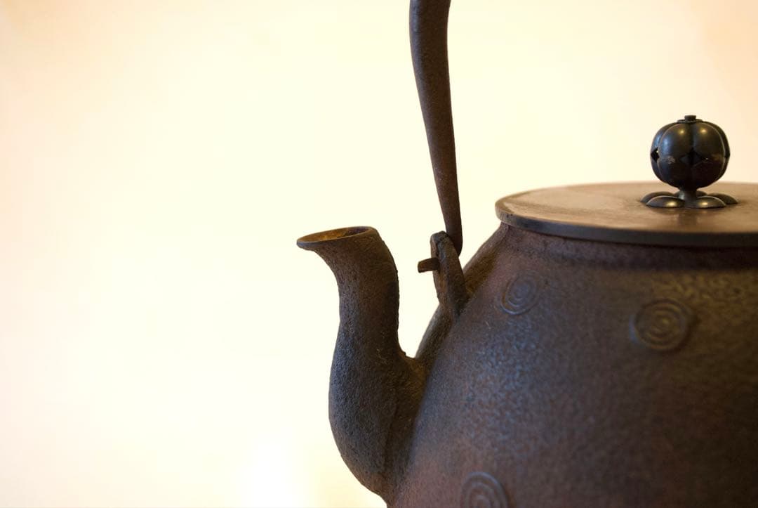 南部鉄瓶 金象嵌取手 意外に可愛いぐるぐる渦巻き文様 茶道具 明治〜昭和初期