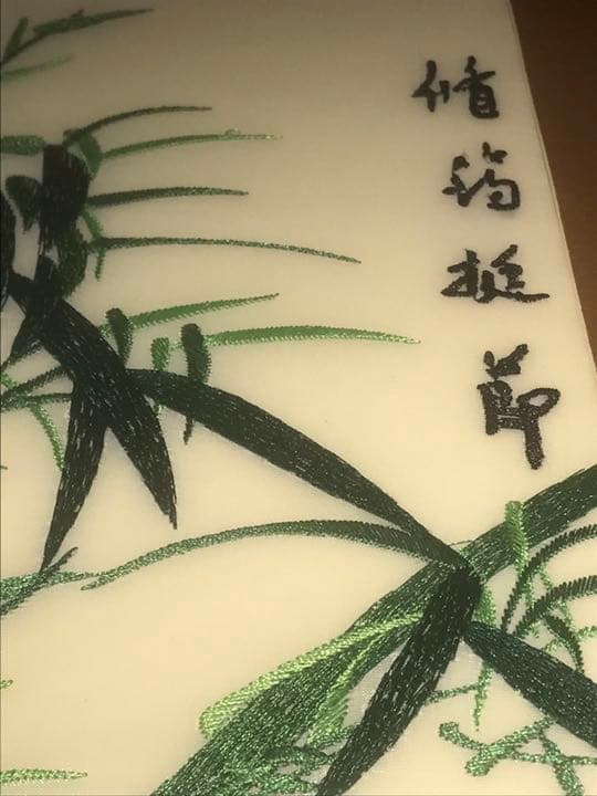 珍しい刺繍絵です。(顔料を使用して手描きではない)