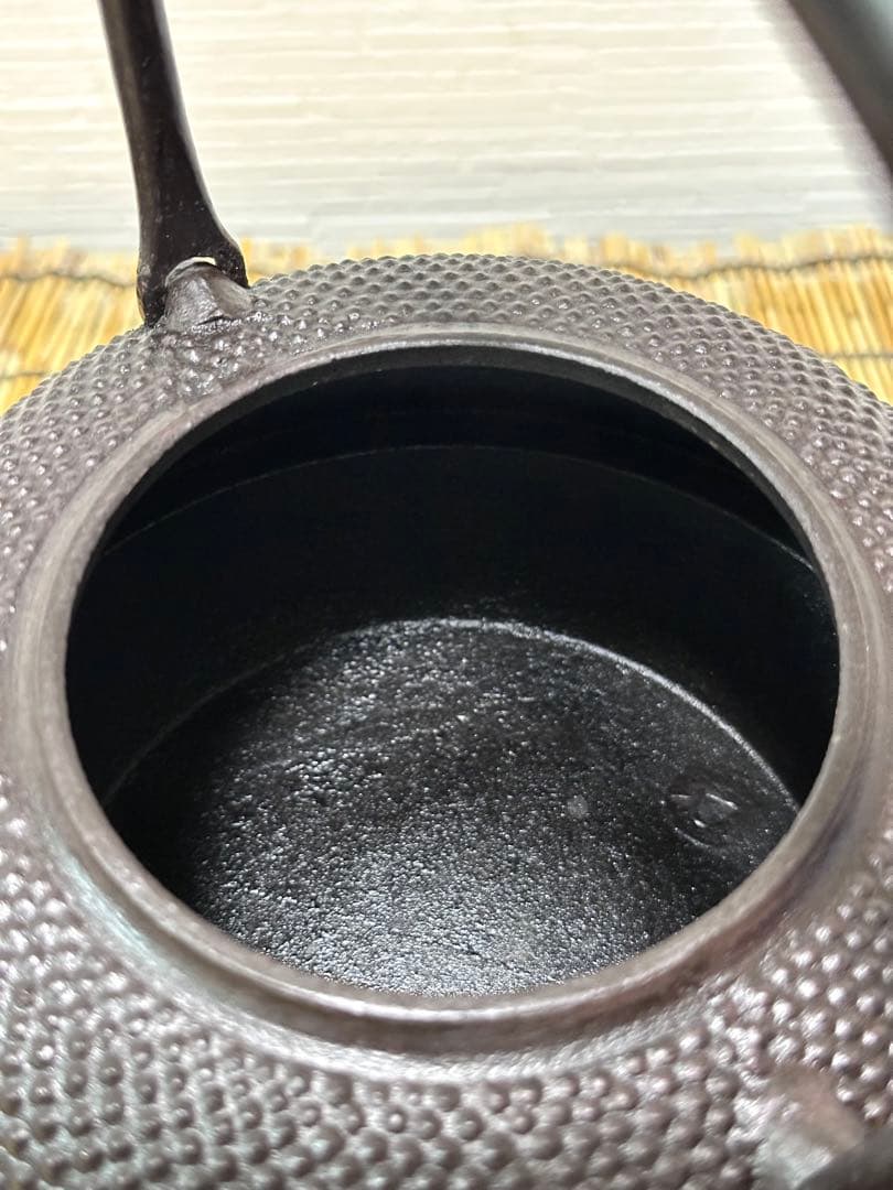 未使用、付属品付　岩手県奥州 佐秋鋳造所 佐藤守巨造 真作保証　南部鉄瓶