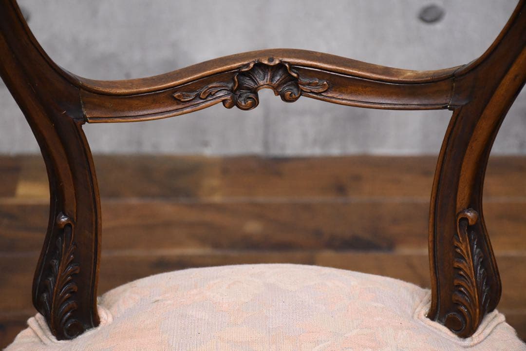 EFK99 英国アンティーク バルーンバックチェア 猫脚 木彫刻 サロンチェア