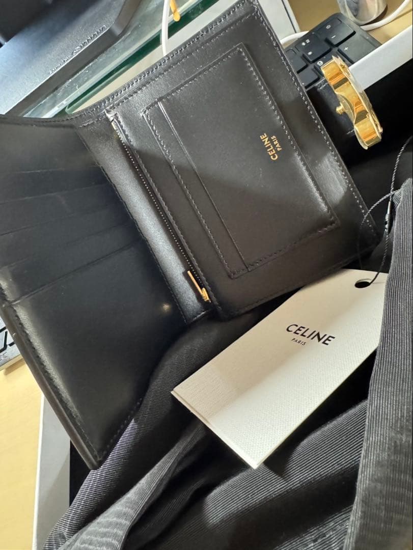 セリーヌ　ミディアム ストラップウォレット ニノ サプルグレインドカーフスキン