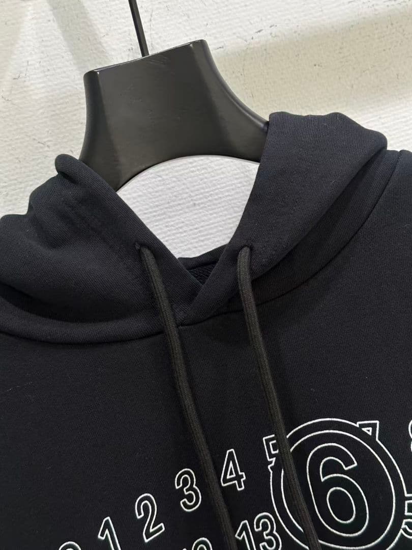 Maison Margiela 黒い数字プリントフード付きパーカー