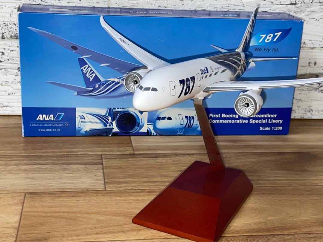 [非売品]ANA B787-8 鯖塗装 1/200 We fly 1st木製台座