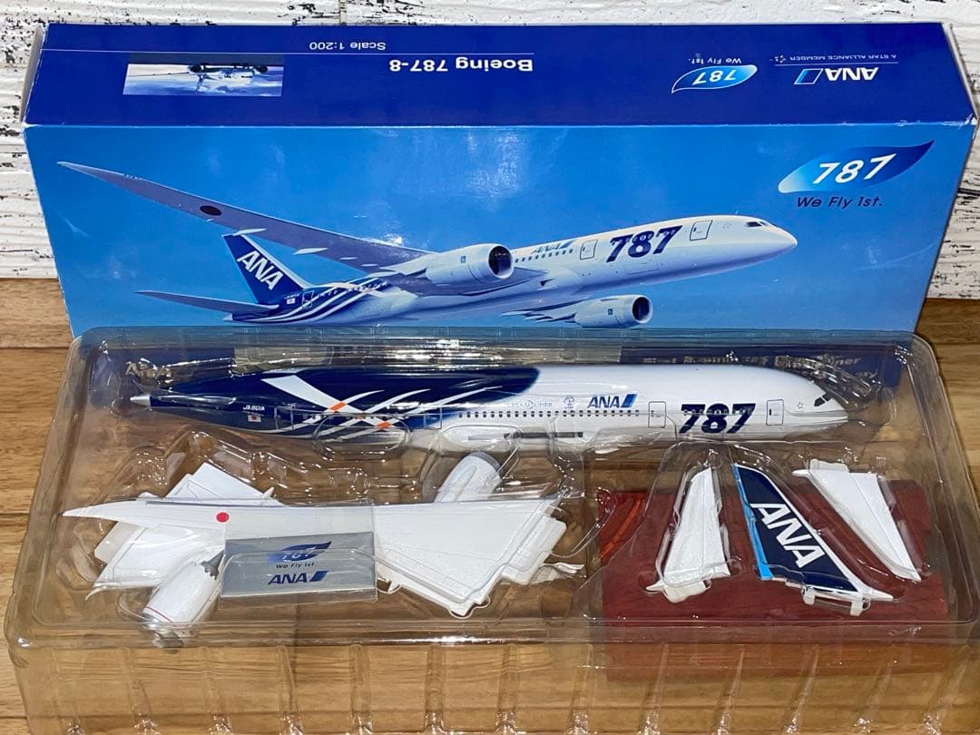 [非売品]ANA B787-8 鯖塗装 1/200 We fly 1st木製台座