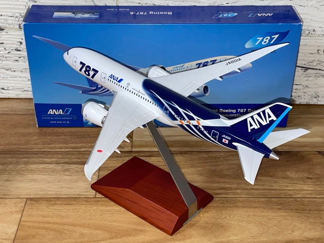 [非売品]ANA B787-8 鯖塗装 1/200 We fly 1st木製台座