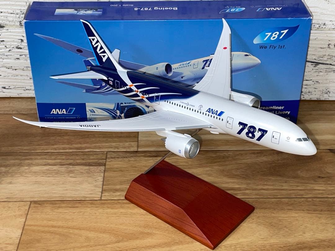 [非売品]ANA B787-8 鯖塗装 1/200 We fly 1st木製台座
