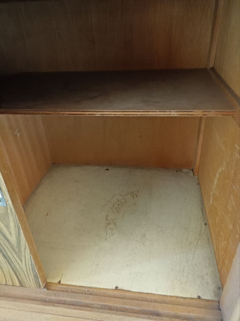 木製ストライプ模様キャビネット