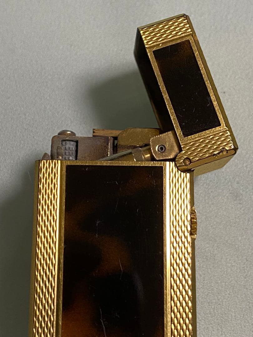 ダンヒルゴールドと茶色のライター本体
