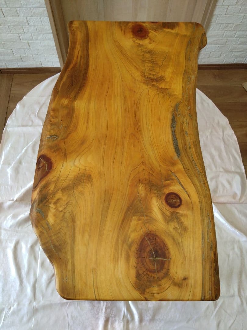 栗のテーブル、檜のテーブル　メルル❕