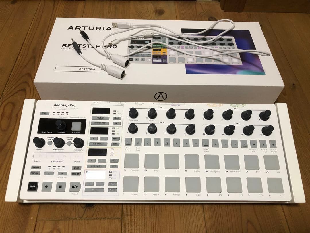 【元箱・スタンド付】Arturia BeatStep Pro