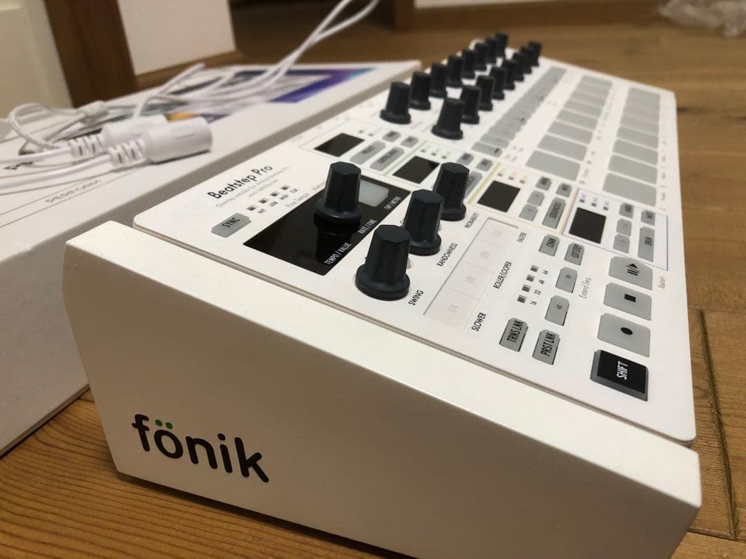 【元箱・スタンド付】Arturia BeatStep Pro