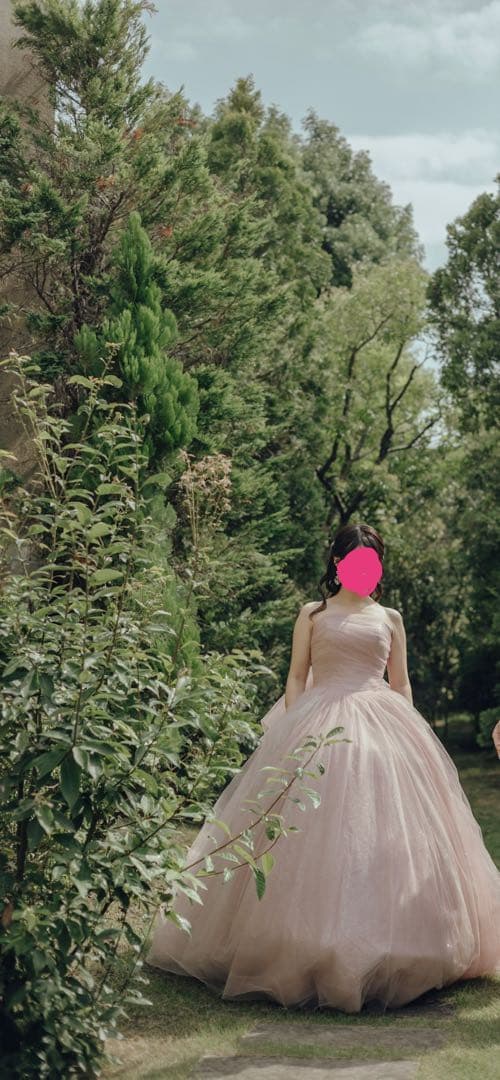 淡いピンク ティアード ウエディングドレス