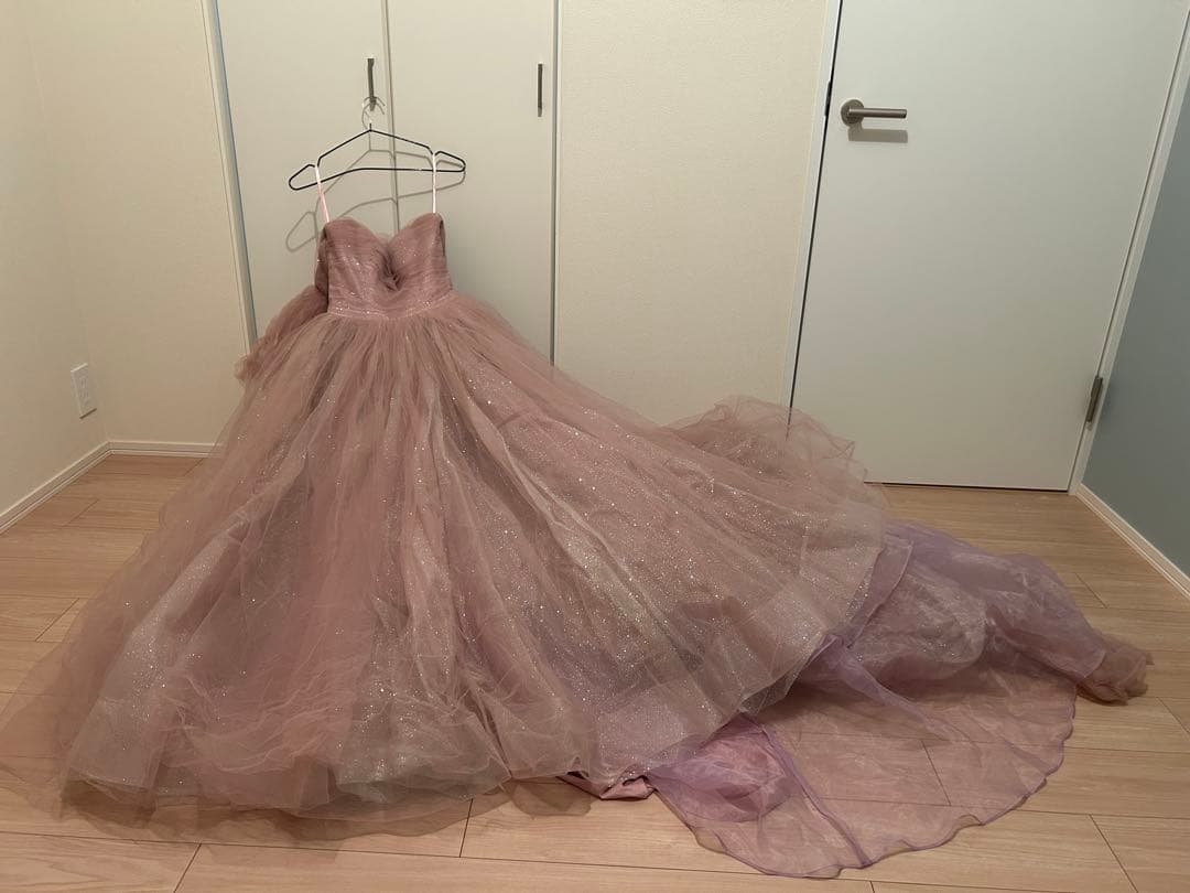 淡いピンク ティアード ウエディングドレス