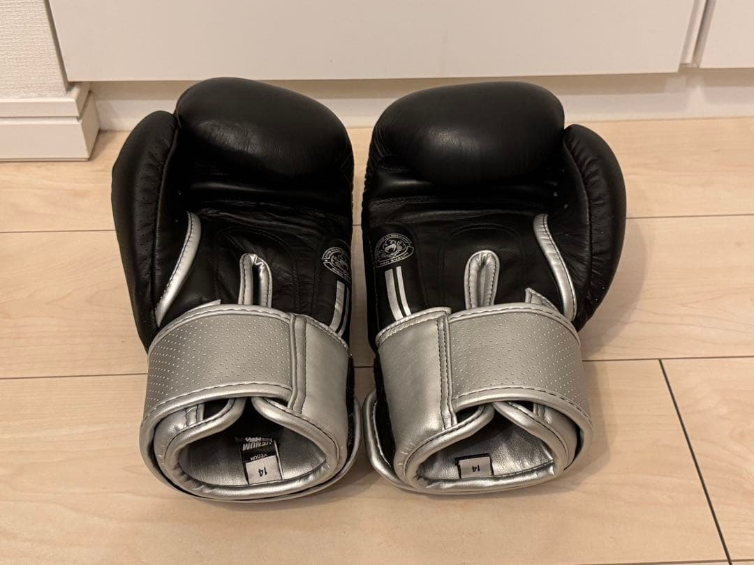 Venum Power 2.0 ボクシンググローブ ブラック/シルバー