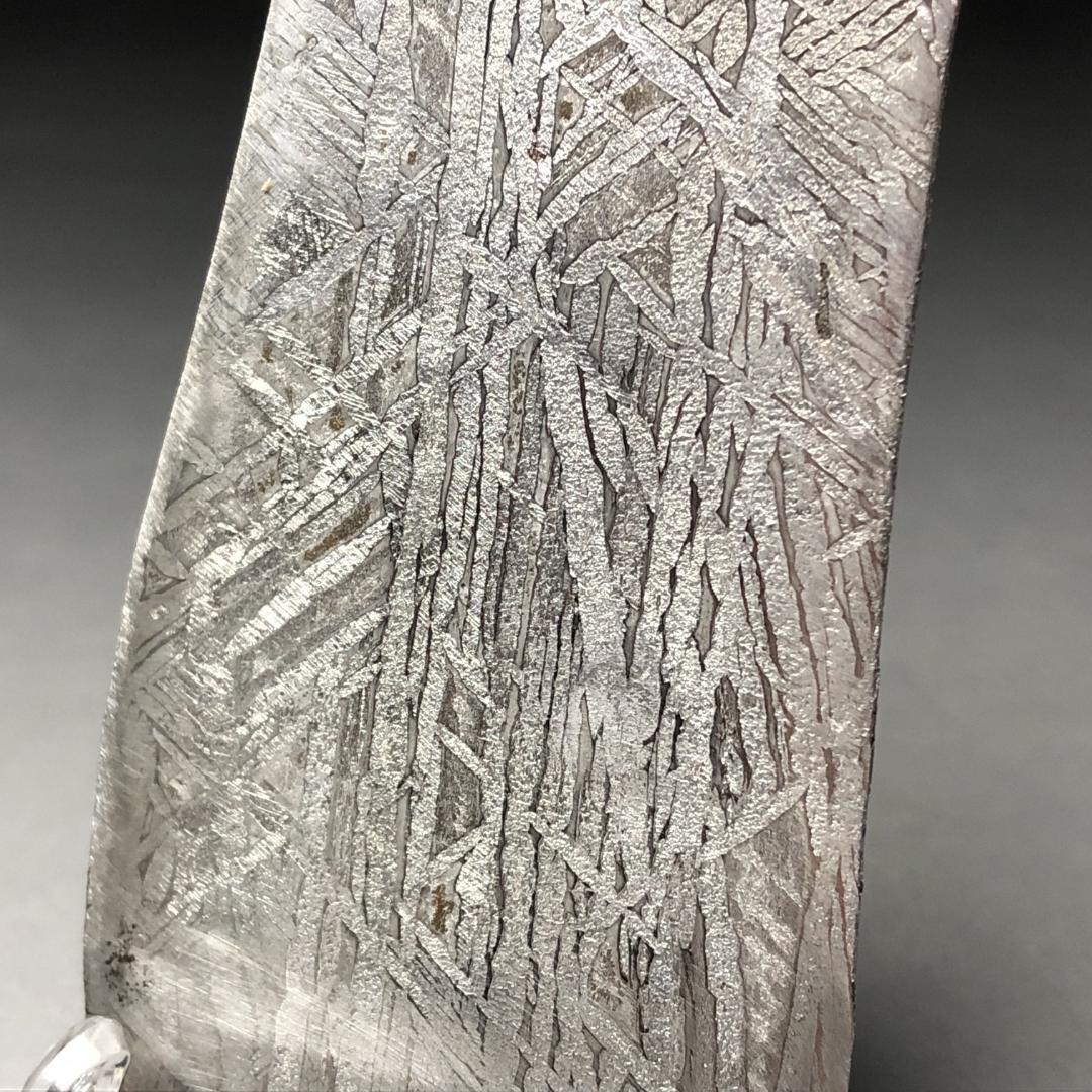 み*ん様 隕石 鉄隕石　アルタイ隕石　ナチュラル　原石　重さ約100ｇ 立て付き