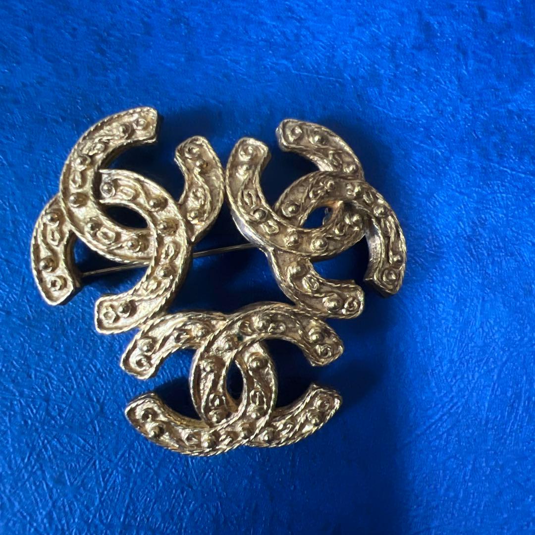 CHANEL ゴールドブローチ 3つのCロゴ