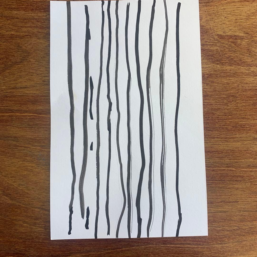 ストライプ模様の抽象画