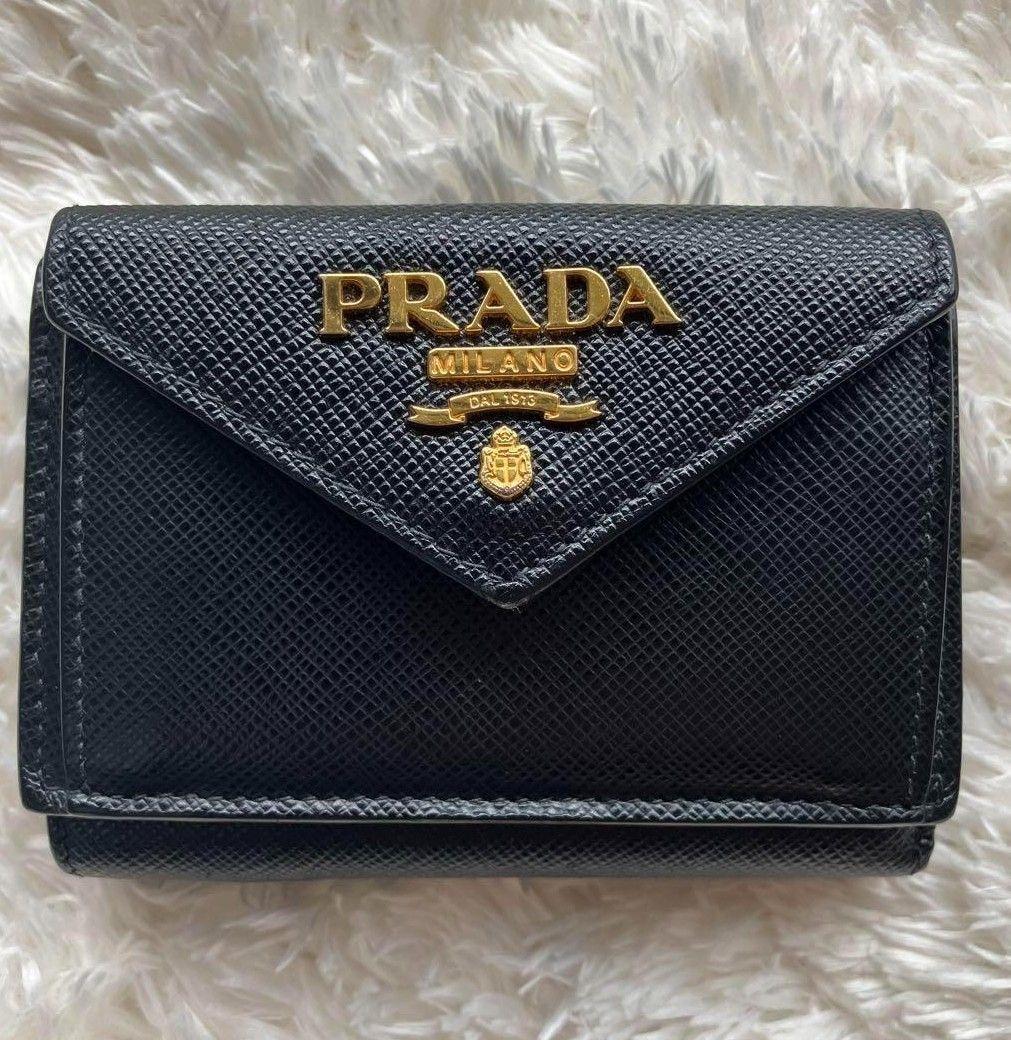 プラダ　PRADA 三つ折り財布　レザー　ロゴ金具　ブラック サフィアーノ黒
