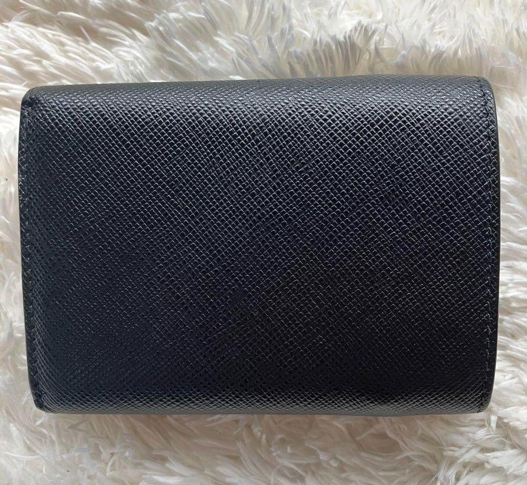 プラダ　PRADA 三つ折り財布　レザー　ロゴ金具　ブラック サフィアーノ黒