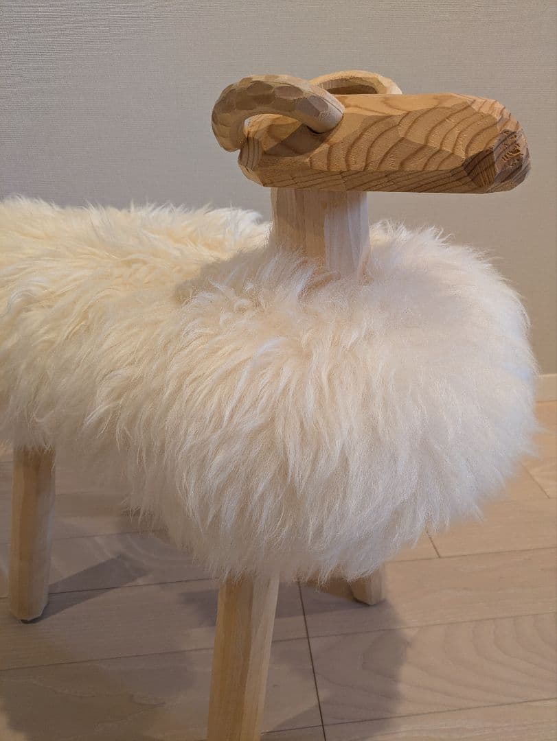羊　スツール　北欧　羊の形のファースツール　アクタス