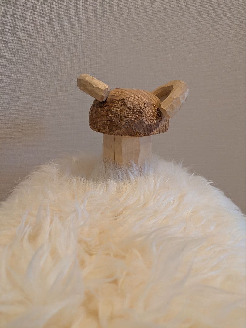 羊　スツール　北欧　羊の形のファースツール　アクタス