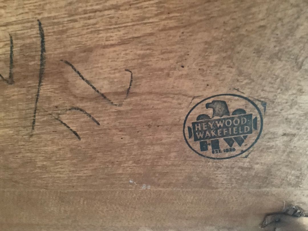 Heywood Wakefield 社製の刻印付きサイドテーブル