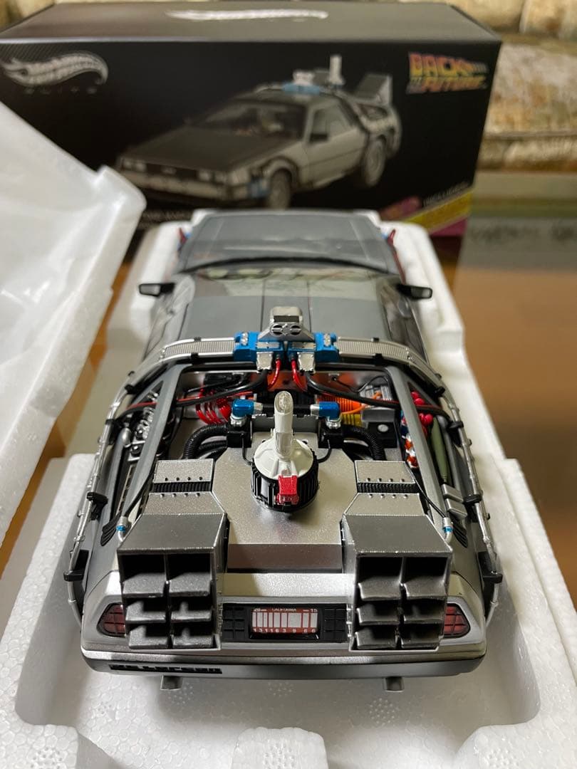 価格変更1/18 ホットウィール バックトゥーザフューチャー デロリアン未展示品