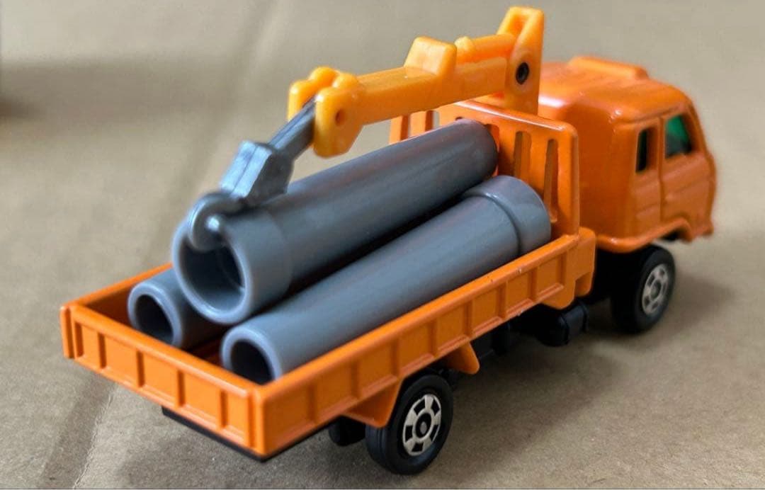 トミカ UD コンドル クレーン付カーゴトラック