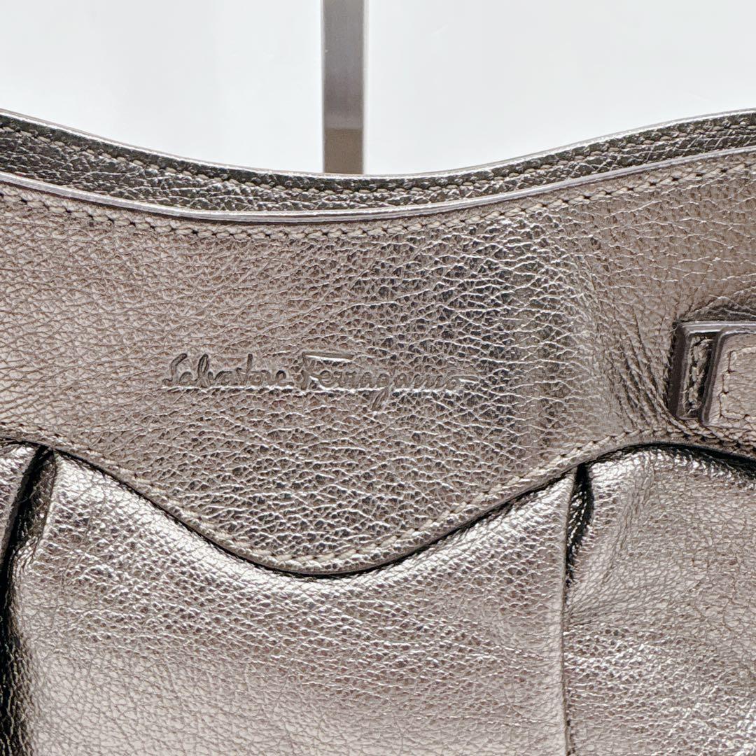 【極美品】フェラガモ　ショルダーバッグ レザー　ガンチーニ　メタリックシルバー