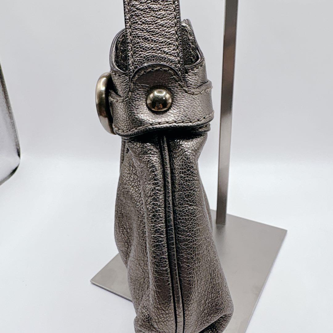 【極美品】フェラガモ　ショルダーバッグ レザー　ガンチーニ　メタリックシルバー