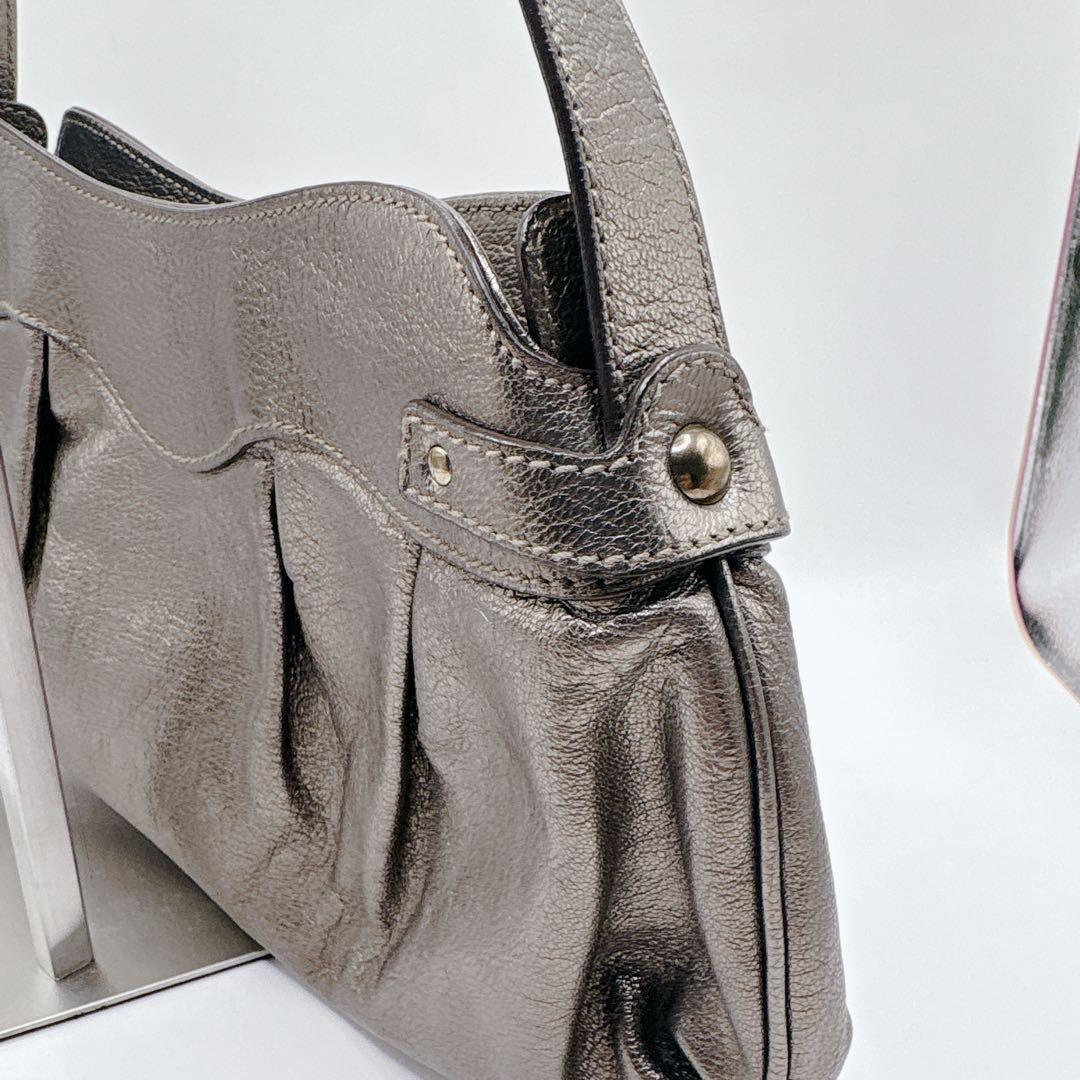 【極美品】フェラガモ　ショルダーバッグ レザー　ガンチーニ　メタリックシルバー