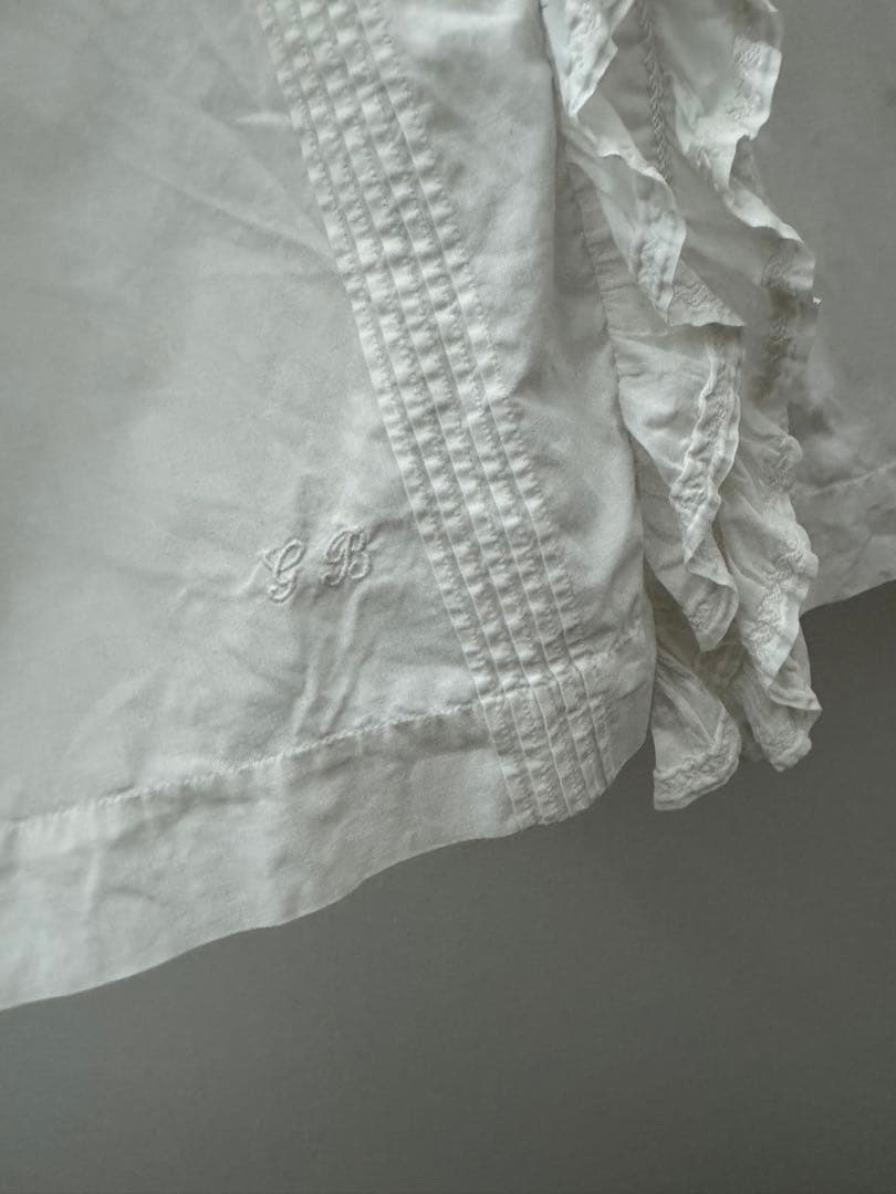 フランスアンティーク　コットンフリルモノグラム刺繍レースブラウス À