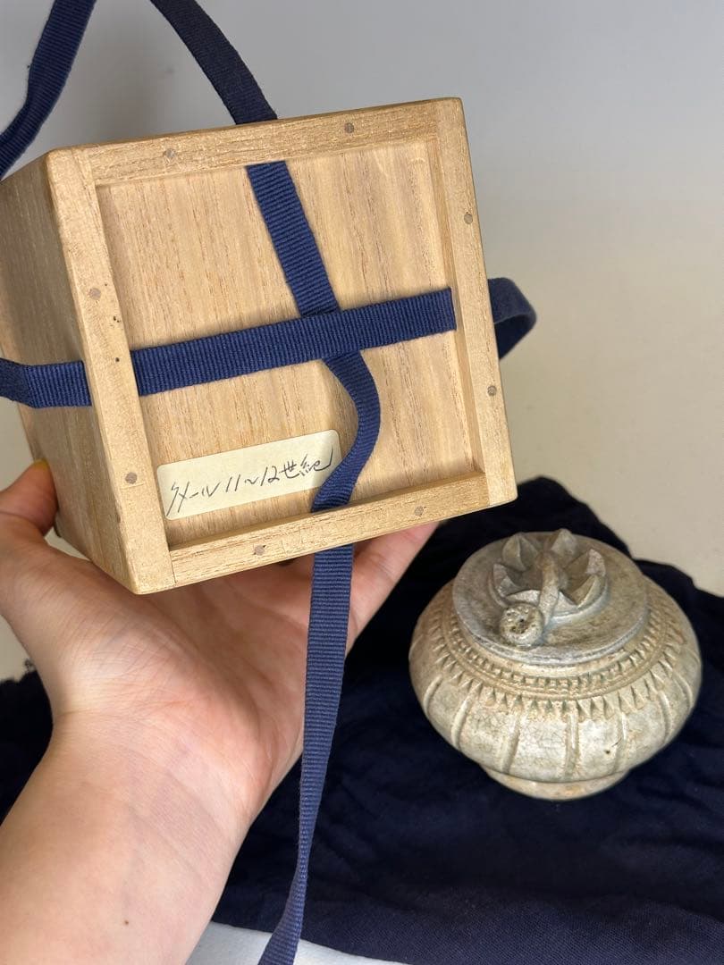 中国宋元時代 高古磁器 香合 小罐 蓮花浮彫蓋 石質感釉 灰白青色 貫入 箱付き
