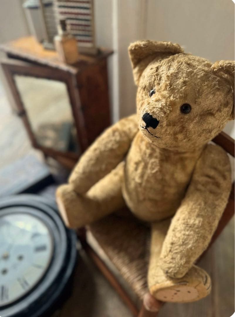 アンティーク つぶらな瞳の可愛いエプロンをつけた ベアーちゃん