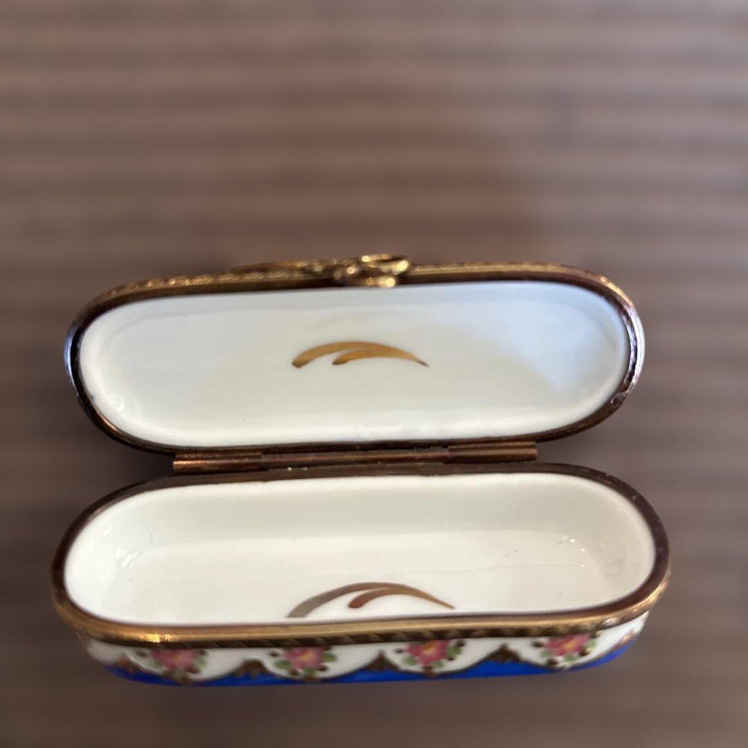 青い花柄の装飾的な磁器ボックス