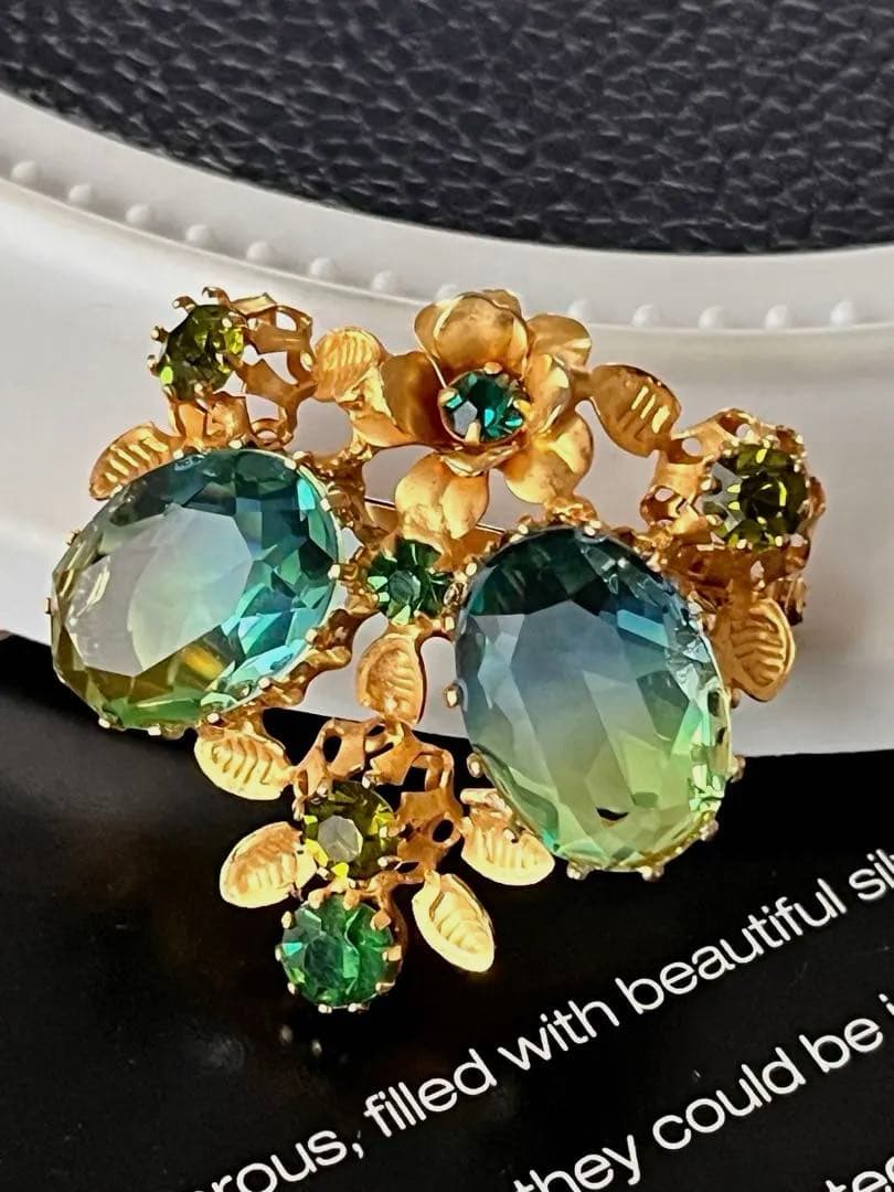 ココ様希少！ヨーロッパ製 バイカラーガラス ヴィンテージブローチB172