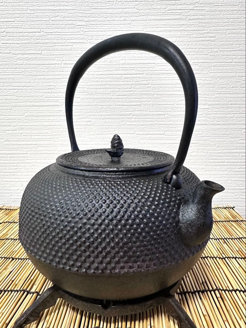 未使用、保管品　南部長文堂 二代目 長谷川文雄造　鬼アラレ　南部鉄瓶　南部鉄器