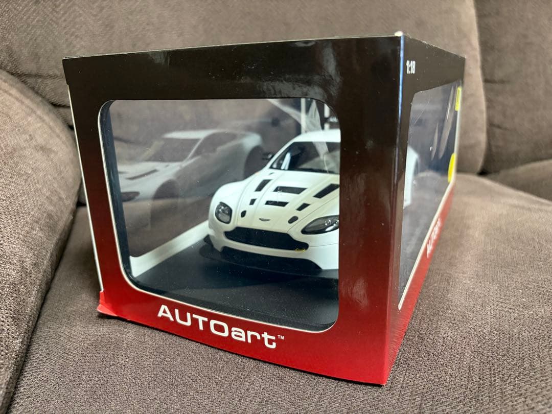 AUTOart Aston Martin Vantage ミニカー1:18